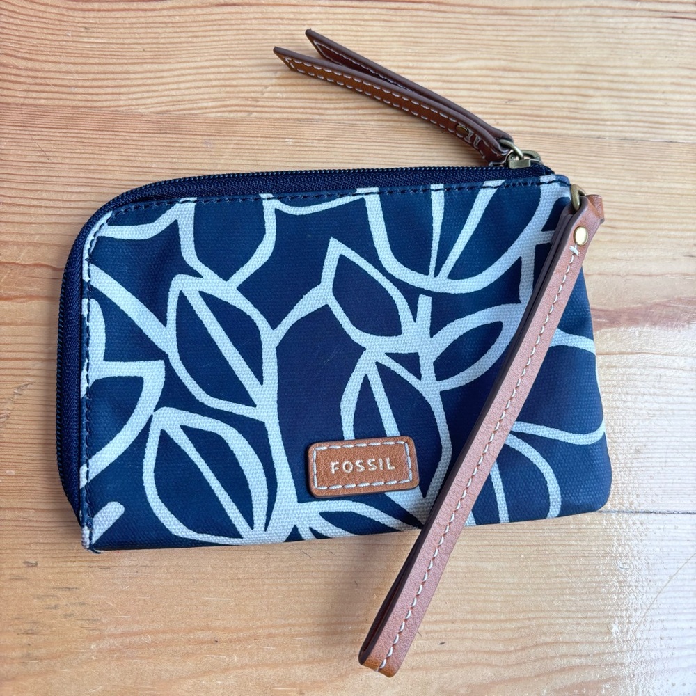Fossil Eliza canvas coated wristlet
6 1/4 x 4 1/4